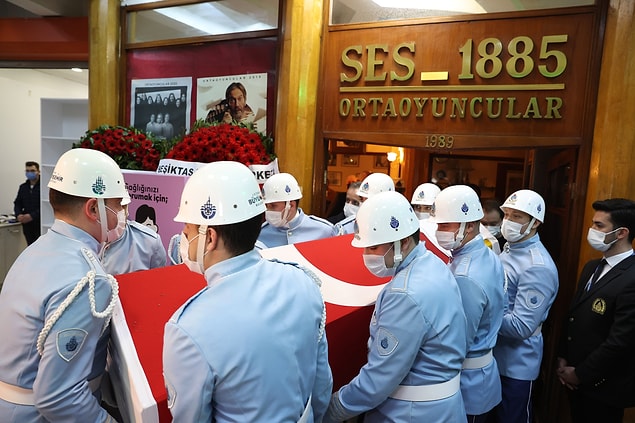 Buradaki törenin ardından cenaze, Öztekin'in profesyonel tiyatro hayatına başladığı Ses Tiyatrosu önünde cenaze aracından indirildi.