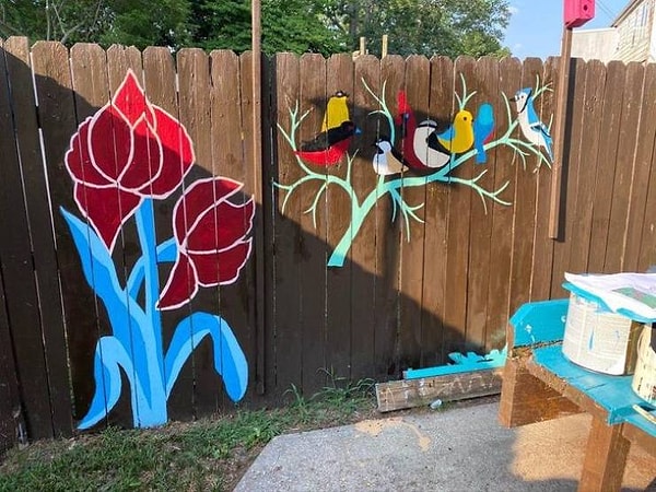 7. "Мой папа, которому стукнуло 62, постоянно занят чем-то. Недавно он нарисовал вот такую красоту на своем заборе!"