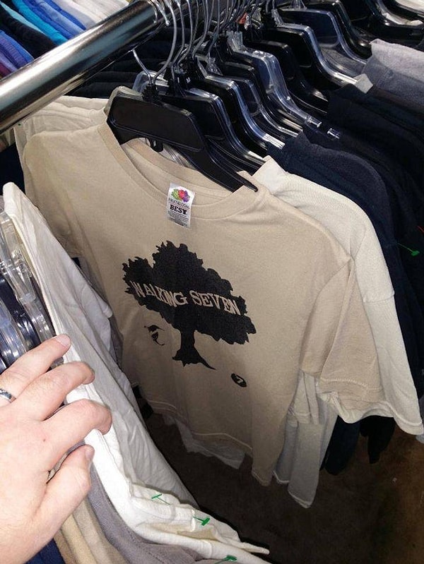 5. "10 лет назад я играл на бас-гитаре в местной музыкальной группе. Вчера я нашел в комиссионке футболку нашего коллектива!"