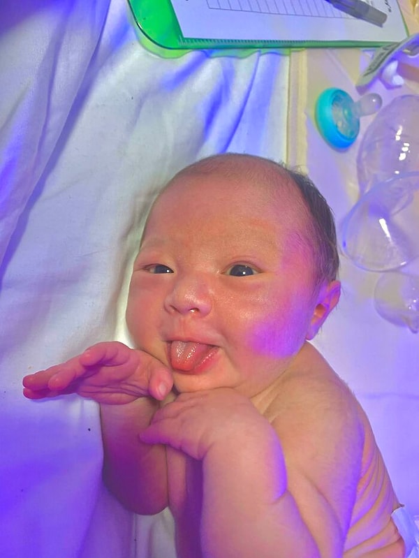 7. Моя новорожденная дочь, родившаяся в 21-й час 21-го дня 21-го года 21-го века, приняла позу для камеры.