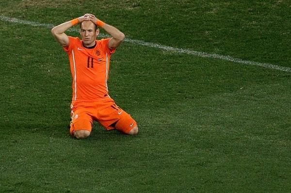 2010 Dünya Kupası finalinde Hollanda'nın kupaya uzanmasını engelleyen o pozisyon... Robben, Casillas ile karşı karşıya kalmasına rağmen golü yapamamıştı.