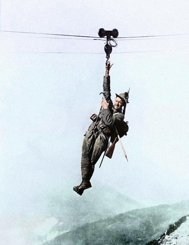 8. İtalyan Alpino dağ uzmanı bir tepeyle diğeri arasında zipline yapıyor (1917).