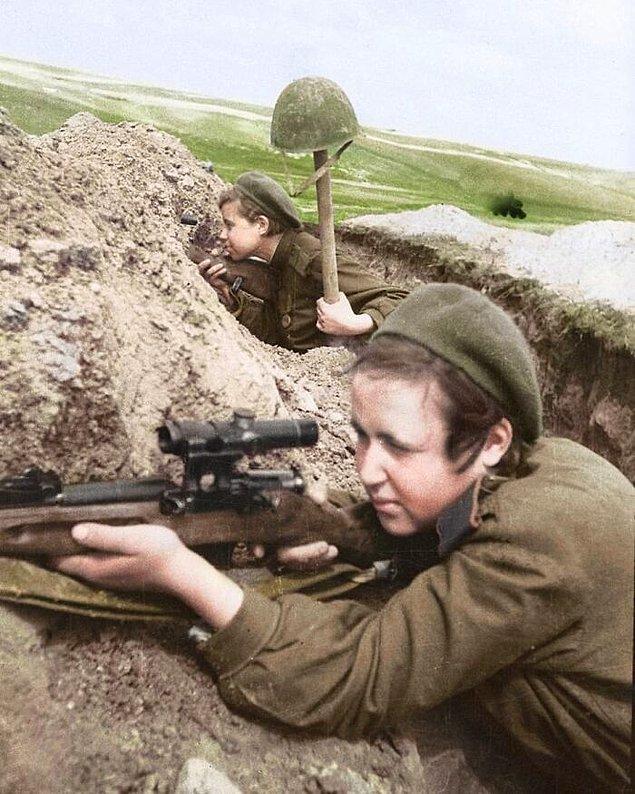 13. Doğu Cephesi'ndeki bir siperden ateş eden iki kadın Rus keskin nişancı (1943).