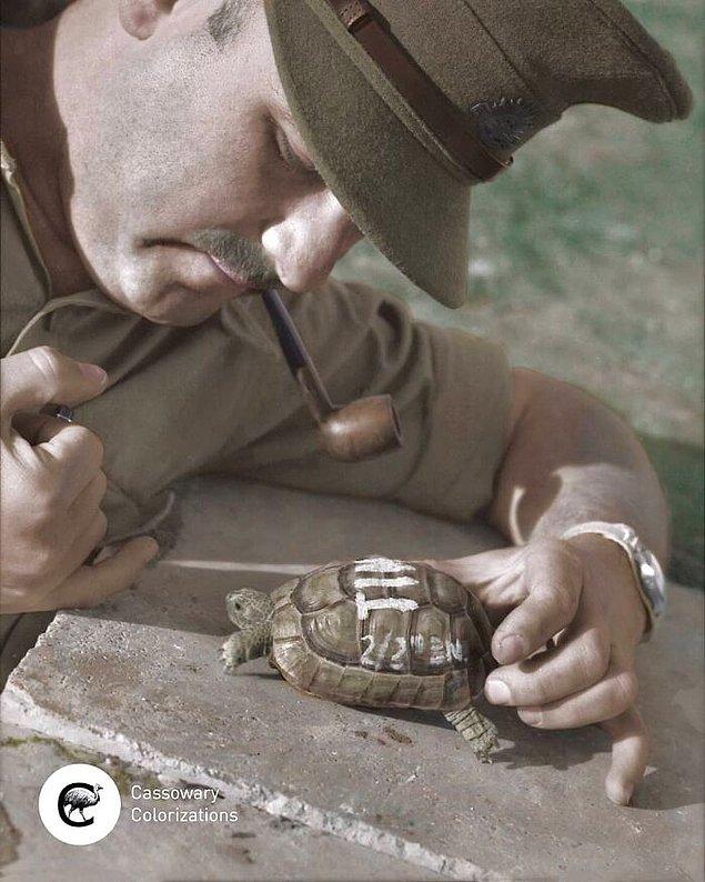 21. Yüzbaşı D. Michelson, kaplumbağa Tim'le beraber (Julis, Filistin, 28 Mart 1930).