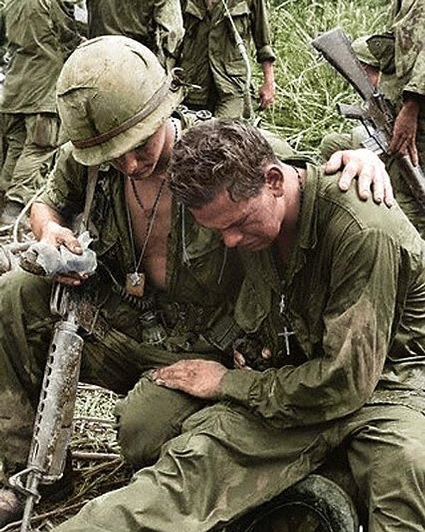 23. Pleiku, Güney Vietnam'da iki asker birbirlerini rahatlatıyor (26 Mayıs 1967).