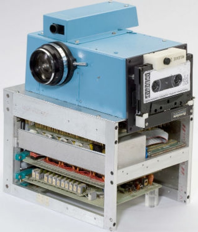 Cihaz karmaşık parçalardan oluşuyordu: Sasson’un icat ettiği cihazda bir dijital kaset kaydedici, bir Super-8 film kamerası, bir analog-dijital dönüştürücü ve devre kartları kullanılmıştı.