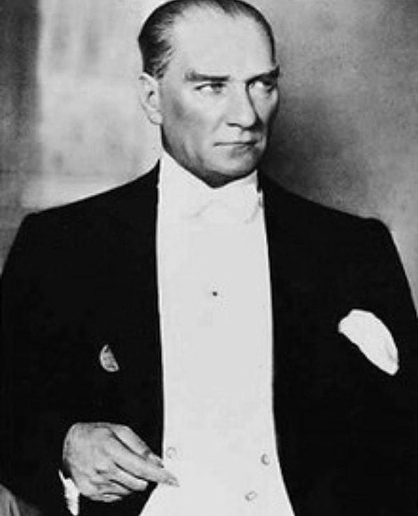 Milli bayramlarımızı Atatürk fotoğraflarıyla kutlamış,