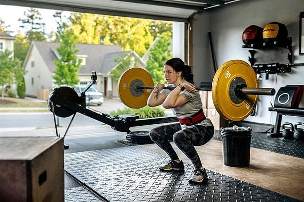 Denver'da sadece kadınların gittiği Kali Strength adlı spor salonunda antrenör olarak çalışan Giulia Cammarano ise smith machine squat olarak bilinen bir egzersizi yapmadığını söylüyor.