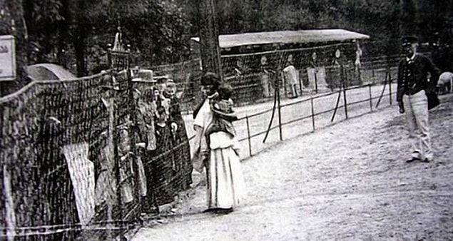 Amerika'da değişik hayvan türlerinin yanı sıra albino, cüce ve kambur insanlar da yer alıyordu. Kolomb bile, Amerikan yerlilerini sergilemek amacıyla, İspanya’ya getirmişti.