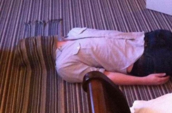 15. Мой шарф довольно хорошо сочетается с гостиничным ковром