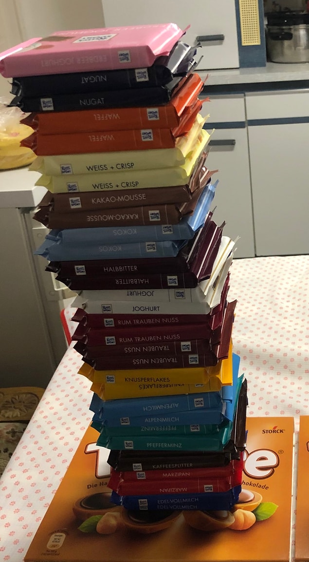 Söylediğine göre, görseldeki bütün çikolatalara toplamda yaklaşık 22 Euro vermiş!