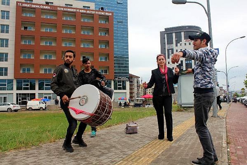 'Boşandım' Diye Davul Zurna Çaldıran Kadın, Şimdi de Uzaklaştırma Kararı Aldırdı