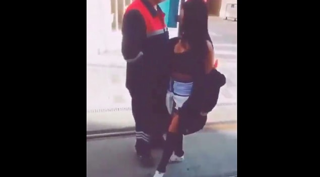 Şimdi yine o videolardan bir tanesini göstermek istedim size. TikTok kullanıcısı bir kadının bir erkek belediye çalışanına doğru dans ettiği ve takip ettiği görüntüler özellikle Twitter ve Instagram'da yayıldı ve epey tepki çekti.