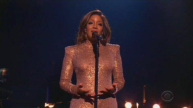 19. Country Müzik kategorisine aday gösterilen ilk siyahi kadın solo sanatçı olarak tarihe geçen Mickey Guyton, 'Black Like Me' şarkısını seslendirmek için sahneye çıktı.