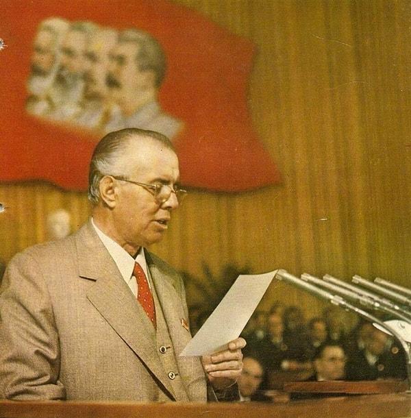1944’ten 1992’ye kadar 47 yıl boyunca Enver Hoca'nın komünist diktatörlüğüyle yönetilen Arnavutluk'ta 1965'te yapılan Anayasa değişikliği ile hem dinler yasaklandı hem de ateizm resmi ideoloji ilan edildi.