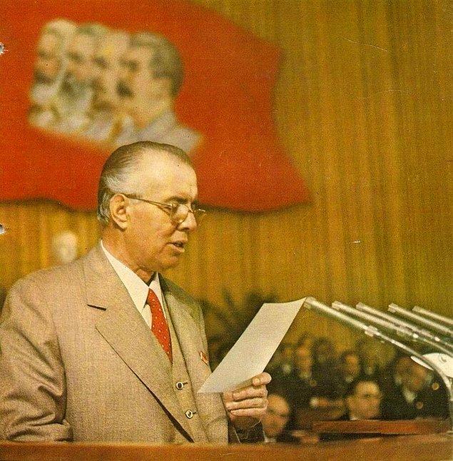 1944’ten 1992’ye kadar 47 yıl boyunca Enver Hoca'nın komünist diktatörlüğüyle yönetilen Arnavutluk'ta 1965'te yapılan Anayasa değişikliği ile hem dinler yasaklandı hem de ateizm resmi ideoloji ilan edildi.