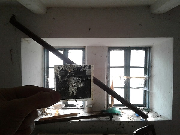 Стены и пол были покрыты ими, и Виктор решил найти кого-нибудь, кто знал бы, кому они принадлежат.