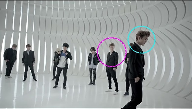 1. Super Junior - Mr. Simple klibinde bir sahnede kadraja iki Choi Si-won aynı anda giriyor.