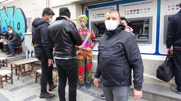 Çekim yaptığı turistlerden biri 20 lira vermek istemeyince şahıs turisti tehdit etti.