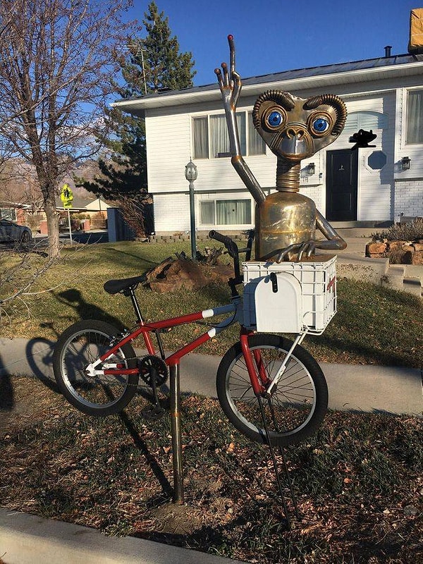 4. Достойный конкурент почтового ящика в виде дельфина.