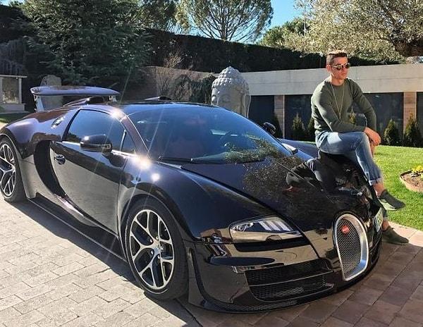 Koleksiyonunun en öne çıkan özelliği, 8.5 milyon sterline mal olmuş ve dünyada sadece 10 tane bulunan Bugatti Centodieci'ye sahip olması.