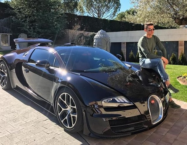 Koleksiyonunun en öne çıkan özelliği, 8.5 milyon sterline mal olmuş ve dünyada sadece 10 tane bulunan Bugatti Centodieci'ye sahip olması.