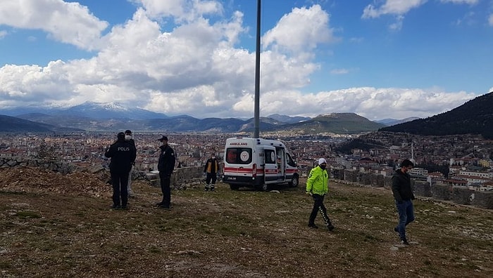 Bitmiyor...  Burdur'da 17 Yaşındaki Genç Kız, Parkta Bıçaklanarak Öldürüldü