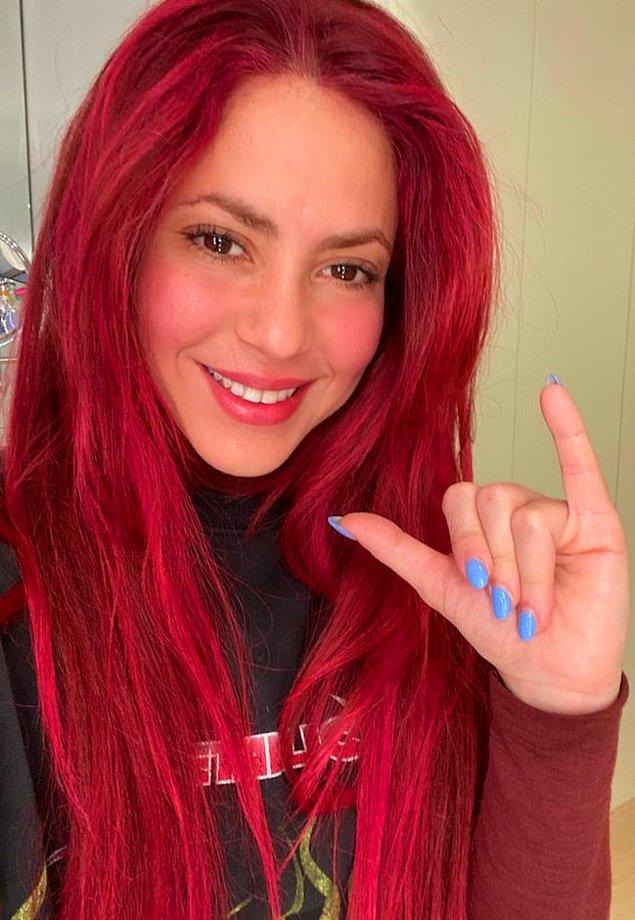 6. Shakira, Twitter hesabından 'Salı günleri Metallica dinliyor ve tırnaklarımızı floresan mavisine boyuyoruz' diyerek bu fotoğrafı paylaştı.