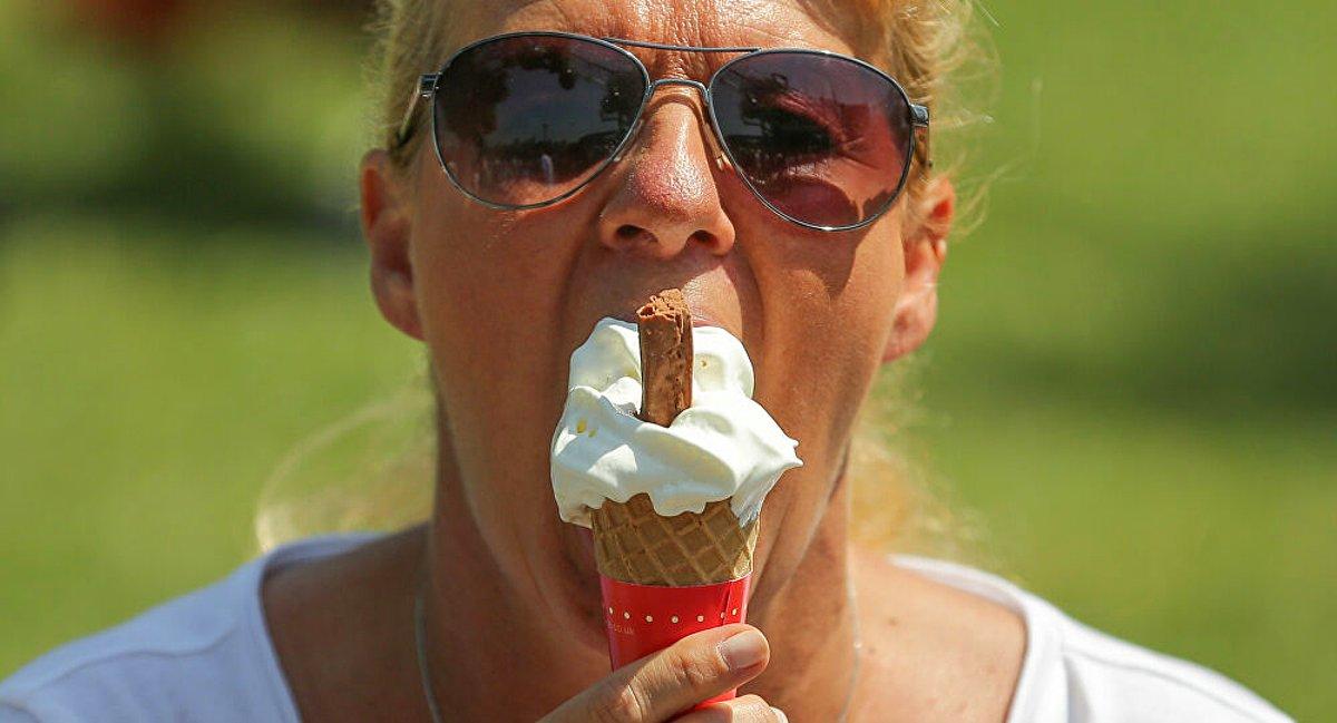 Мороженщик люди. Человек ест мороженое. Жрет мороженое. Кушать мороженое. Поедание мороженого.