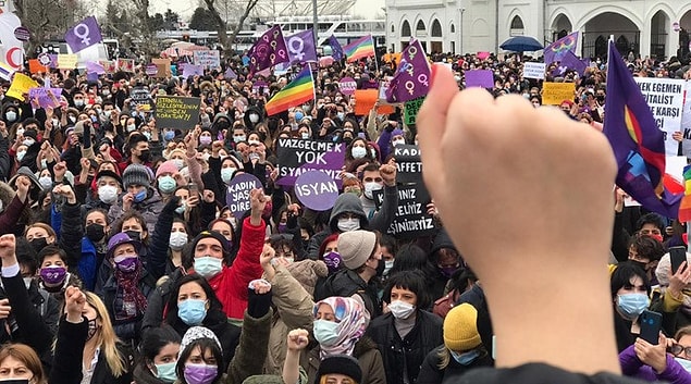 Kadınlar, Kadıköy sokaklarında İstanbul Sözleşmesi'nin feshedilmesini protesto etti.