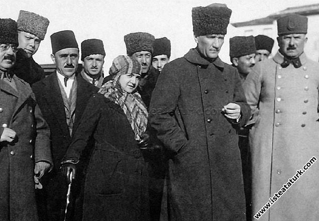 Derken Mustafa Kemal Paşa, Latife Hanım ile birlikte 9 Şubat 1923'te Edremit'e gelir ve Seyit Onbaşı ile görüşmek ister.