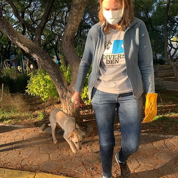 Макс вскоре успокоился, но по-прежнему очень опасался окружающих. Его спасатели взяли его на прогулку, чтобы он привык к ним