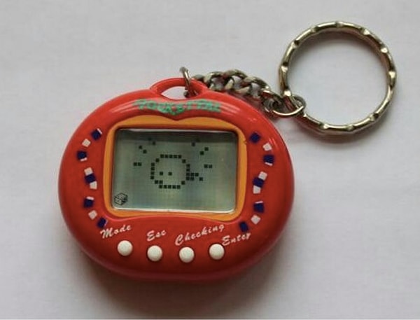 10. Тамагочи. Взрослые люди обзаводились виртуальными питомцами и всерьез страдали, если те вдруг умирали.