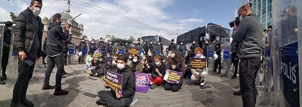 Polisin ablukaya aldığı kadınlar oturma eylemine başladı.