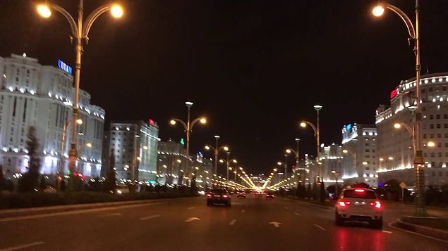 12. "Türkmenistan'da sokaklarda çok fazla taksiye rastlayamayabilirsiniz. Onun yerine herhangi bir arabayı durdurup gideceğiniz yeri söylerseniz ücret karşılığında sizi oraya götüreceklerdir."