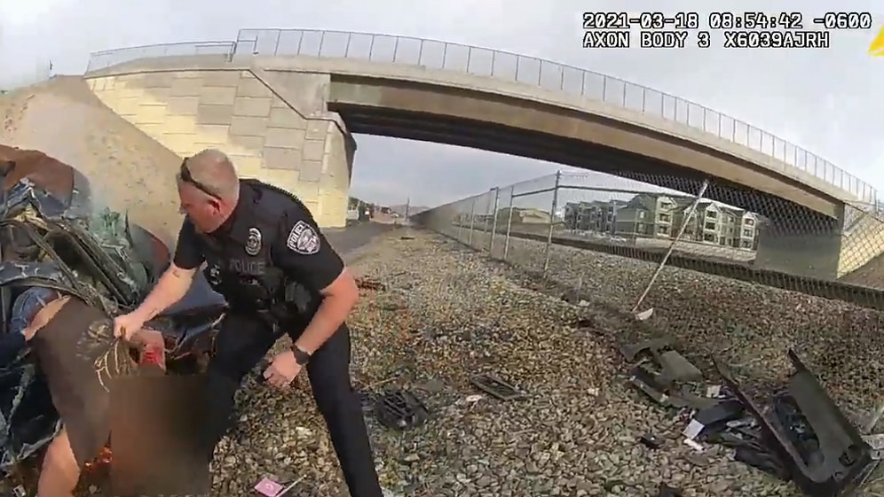 Polis Kovalamacası Sonrası Köprüden Uçup Alev Alan Aracın İçinde Kalan Adamın Adrenalin Dolu Kurtarılma Anları