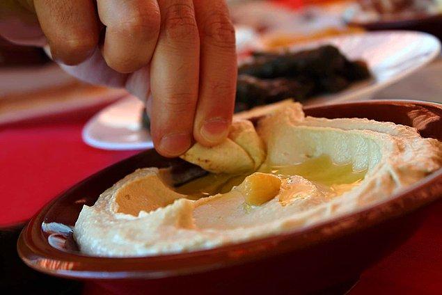 El ile yemek yemek dünyadaki birçok kültürde nesillerdir saygı duyulan bir gelenektir. Bu durum genellikle bir topluluğun misafirperverliğinin ve kültürel kimliğinin bir yansımasıdır.