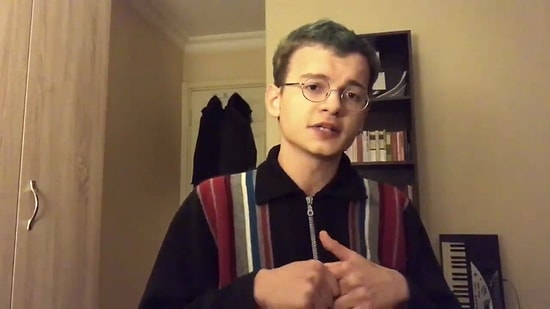 İktidar ve Muhalefet Hakkındaki Düşüncelerini Dile Getiren Genç, Sesi ile Binlerce İnsanı Şoke Etti