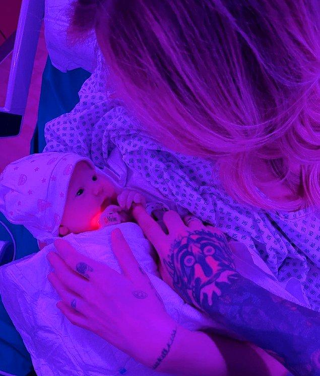 8. Ünlü isim Chiara Ferragni ikinci bebeğini kucağına aldı. Bebeğinin isminin ise Vittoria olduğunu açıkladı.