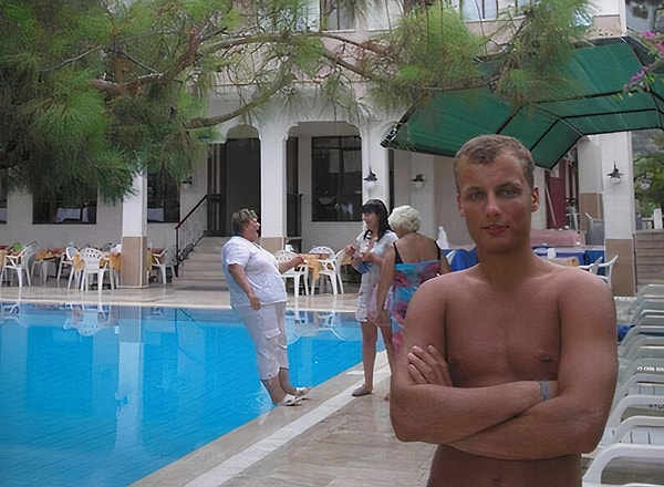 17. Фотография падающей женщины до того, как она осознает, что падает