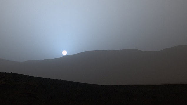 Bizim nitrojenli ve oksijenli atmosferimize karşın Mars'ın atmosferinde karbondioksit baskın. Ve ayrıca atmosferlerimiz ışığı farklı yönlerde kırmaktalar.
