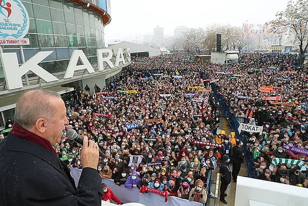 Haftalardır illerde düzenlenen kongrelerin ardından şimdi de AKP'nin 7. Olağan Kongresi büyük bir katılımla Ankara Spor Salonu'nda yapılıyor.