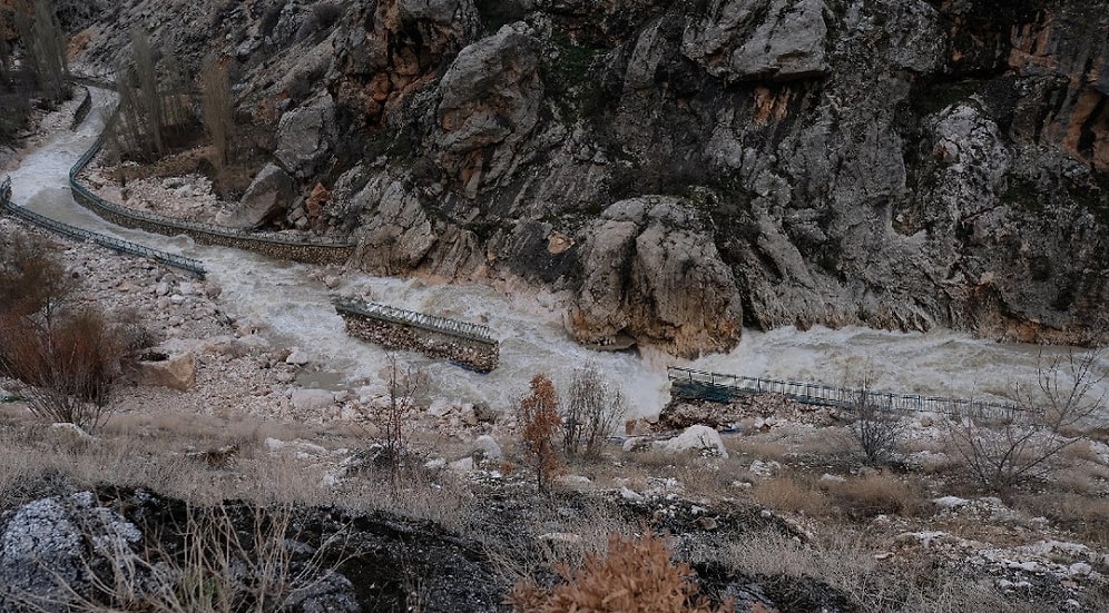Konya’da Dereler Taştı, Yol 3 Metre Çöktü: '75 Yıldır Böyle Bir Şey Görmedim'