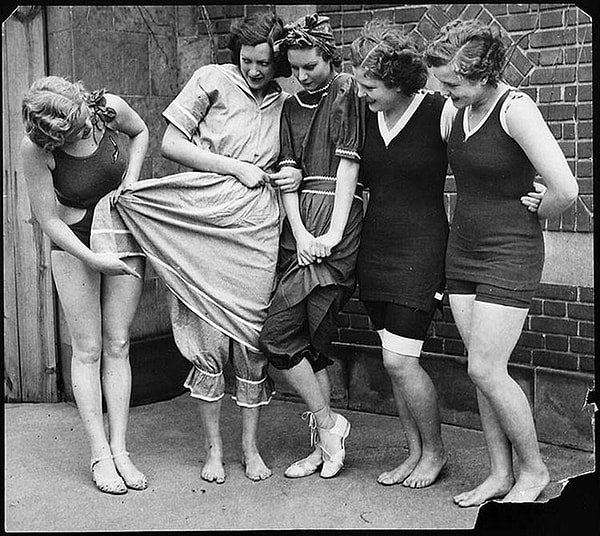 2. Эволюция женского купальника. Слева направо – 1932, 1890, 1900, 1910 и 1920 года.