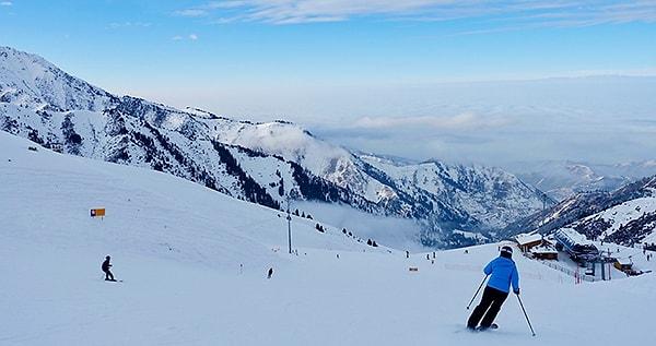 11. Kazakistan, Prens Harry'nin 2014'te kız arkadaşı Cressida Bonas ile gittiği Shymbulak da dahil olmak üzere bir sürü kayak merkezine ev sahipliği yapar.