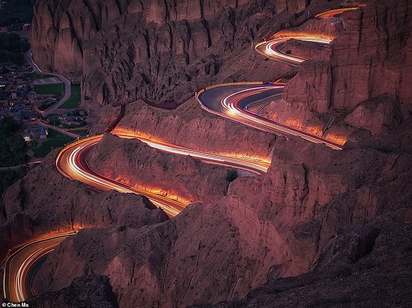 Сногсшибательное изображение-победитель в категории «Транспорт» от фотографа Чен Ма. Это долгая выдержка с использованием телефона Xiaomi Mi 10 для переговоров о дорожном движении на юге Китая.