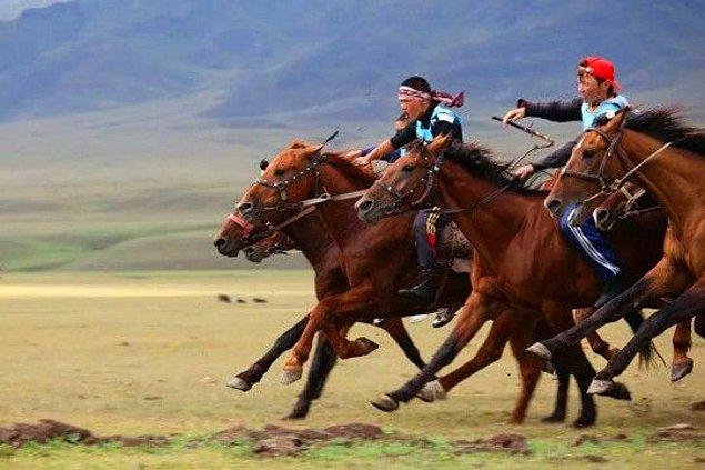 13. Binicilik, "kız peşinde" olarak çevrilen geleneksel spor kyz kuu da dahil olmak üzere Kazak kültürünün büyük bir parçasıdır.