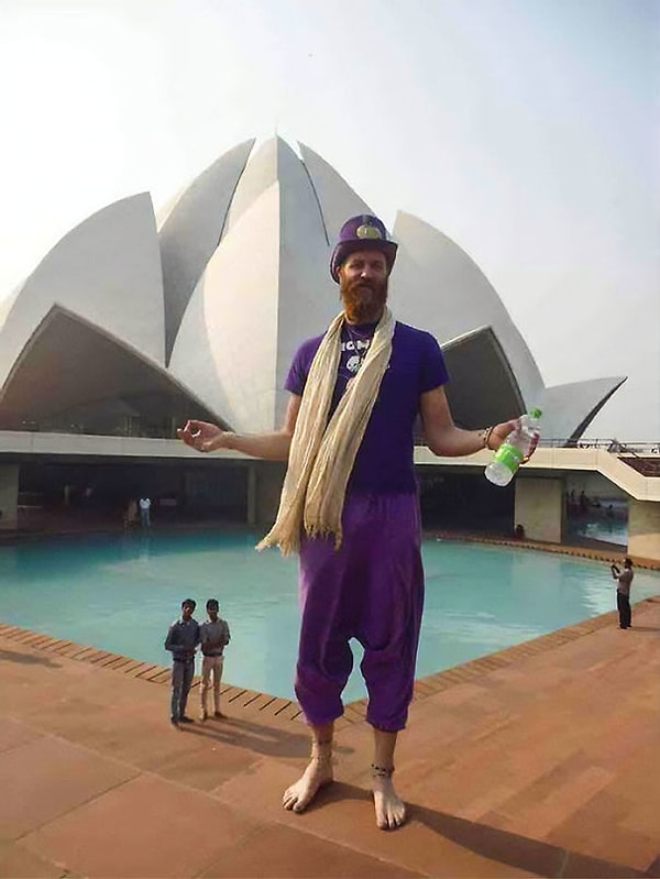 1. И так высокий друг случайно сделал фото с оптической иллюзией