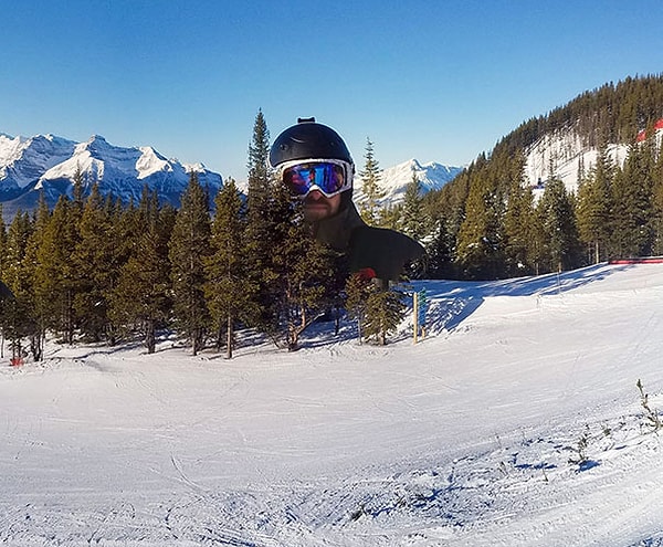 5. "Сегодня я сделал несколько снимков на озере Луиз, и Google предложил мне эту панораму"
