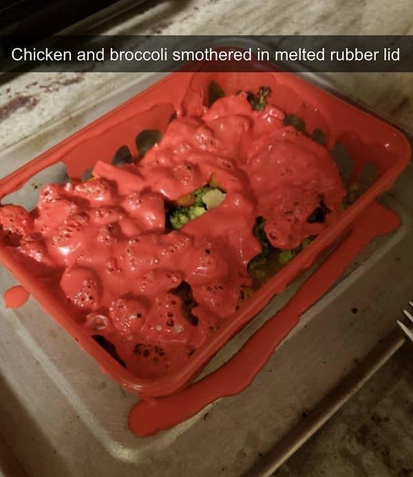 1. "Eritilmiş kırmızı plastik soslu brokoli ve tavuk"